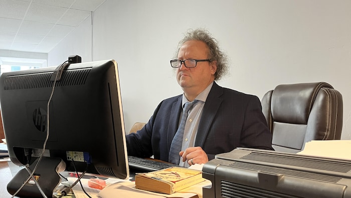 Un avocat assis devant son ordinateur