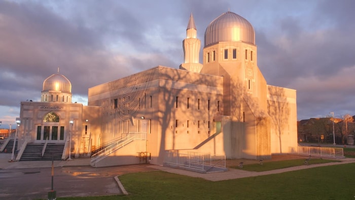 Une mosquée vue de l'extérieur.