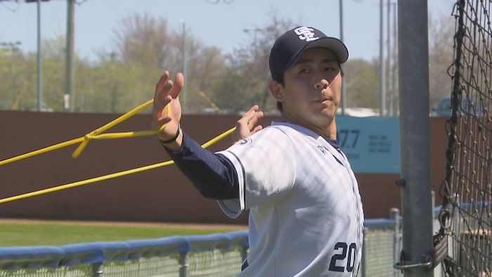 Keisuke Takikawa s'échauffe avant de fouler le terrain de baseball.