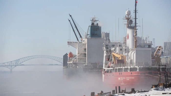 Le port embrouillé par le frimas, le pont Laviolette en arrière-plan.