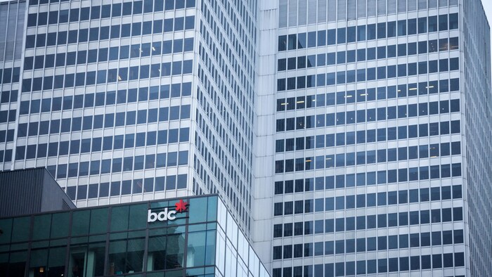 مبنى المقر العام لمصرف تنمية الأعمال الكندي (BDC) في مونتريال وعليه لوغو المؤسسة.