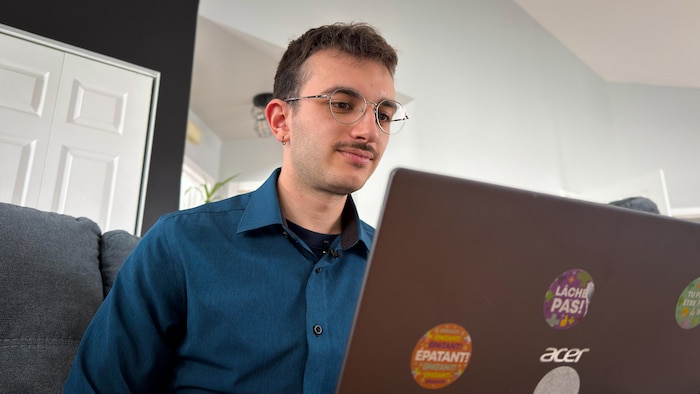 Benjamin Ducornait utilise un ordinateur portable.