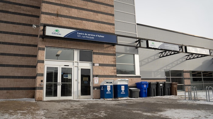 Un enseigne sur le mur d'un édifice