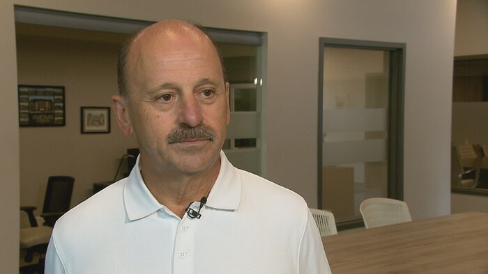 Un homme dans un bureau immobilier.