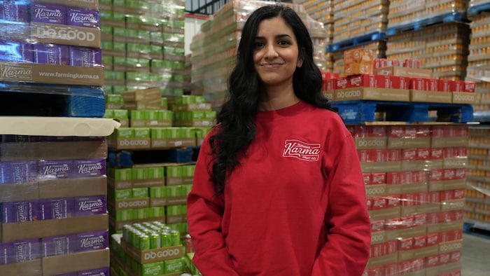 Binny Boparai-Gill dans l'entrepôt de son entreprise Farming Karma Fruit Company à Kelowna.