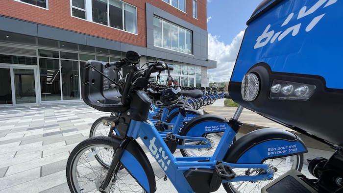 Des vélos BIXI stationnés sur la rue Wellington Sud, à Sherbrooke, dont plusieurs sont électriques.