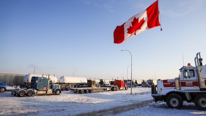 Une file de camions sur la route au poste frontalier de Coutts en Alberta, en février 2022.