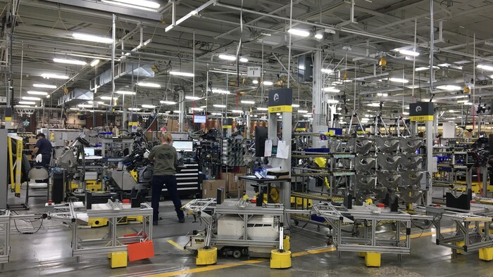 Obreros trabajando en una cadena de montaje. 