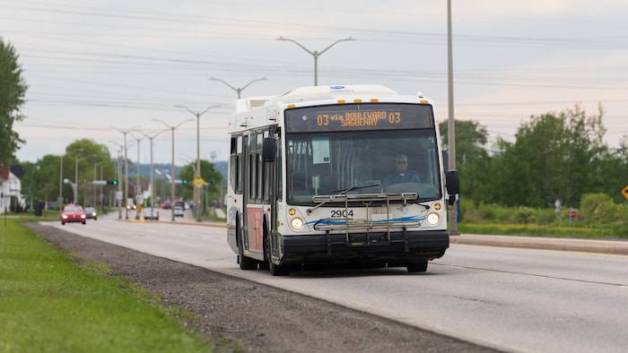 Un autobus de la STS roule en direction du terminus de Chicoutimi