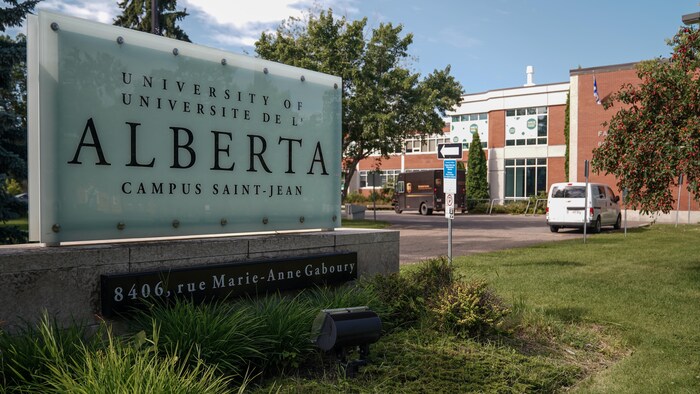 Enseigne où il est écrit Université de l'Alberta, Campus Saint-Jean avec derrière un édifice.