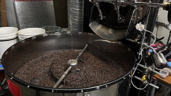 Du café en train de refroidir à la sortie d'une machine de torréfaction. 