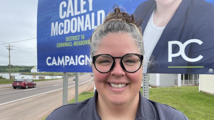 Caly McDonald devant son affiche pour l'élection partielle de la circonscription de Cornwall-Meadowbank.