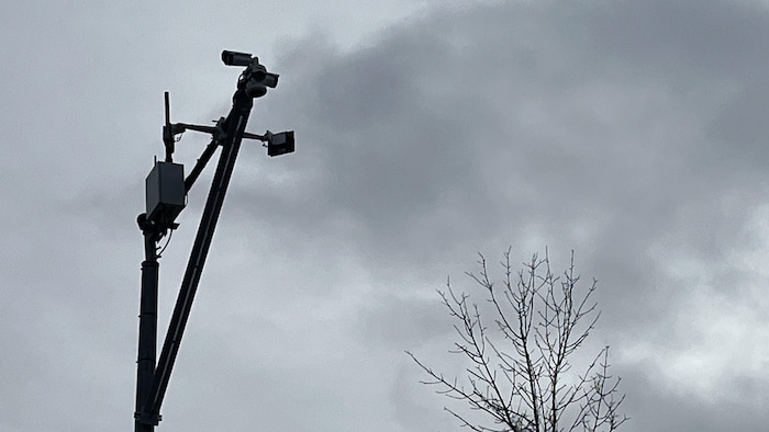 Une caméra de surveillance dans un ciel nuageux