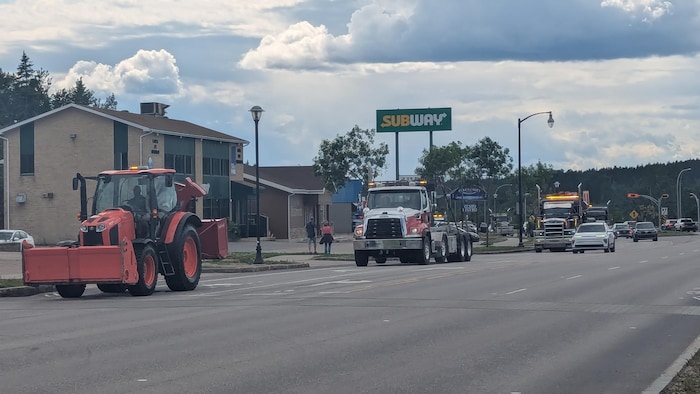 Des véhicules lourds sur la route.