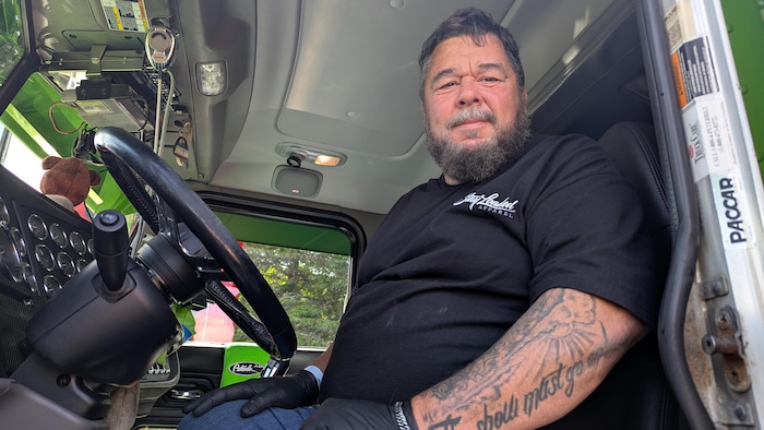 Gino Hovington dans son camion.