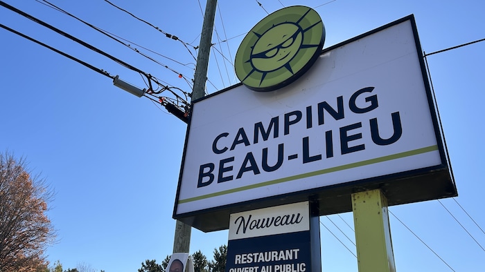 Une affiche de camping.