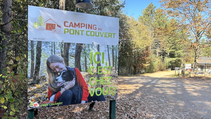Une affiche de camping.