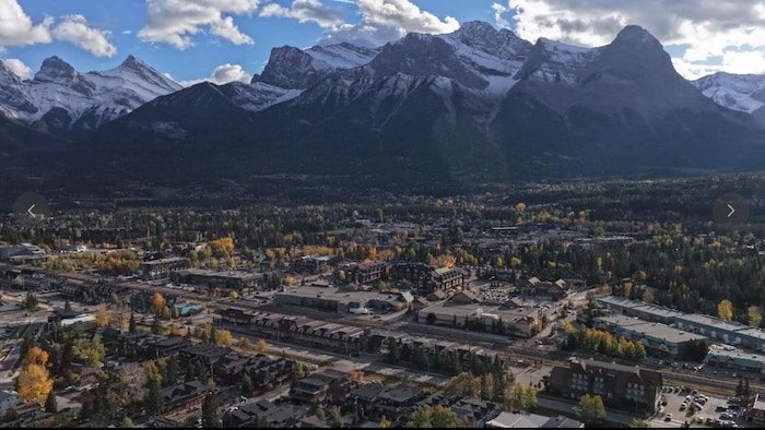 Un plan aérien de Canmore avec des montagnes en toile de fond.
