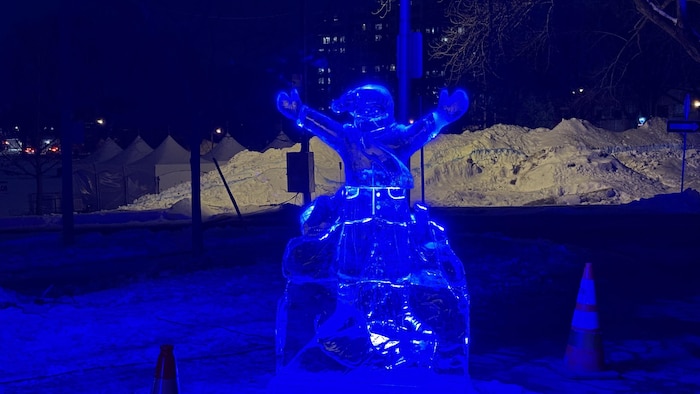 Une sculpture de glace.