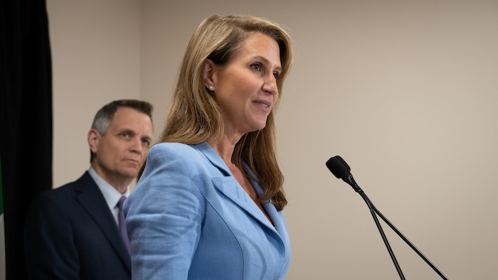 Caroline Mulroney en point de presse avec le maire d'Ottawa, Mark Sutcliffe.