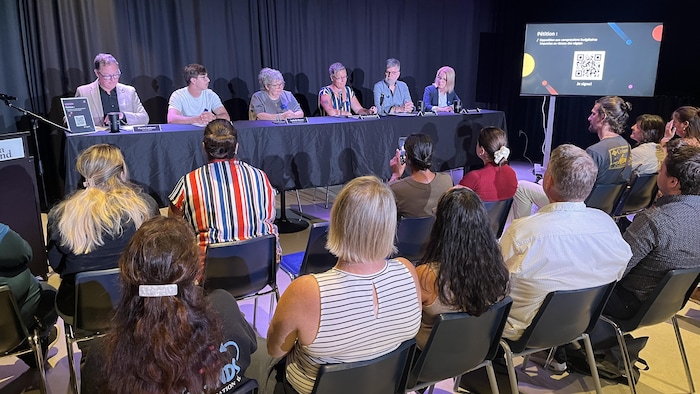 Les dirigeants du Cégep de Drummondville lors d'une assemblée.