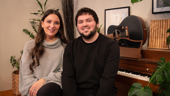 Céleste Lévis et Marc-Antoine Joly qui posent assis devant un piano et une guitare.