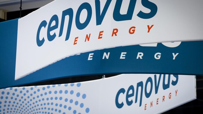 Le nom de l'entreprise Cenovus est affiché sur des bannières au Global Energy Show, à Calgary, en juin 2022.