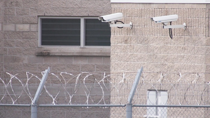 Des caméras de surveillance installées sur l'édifice du Centre correctionnel du Centre-Est en Ontario.
