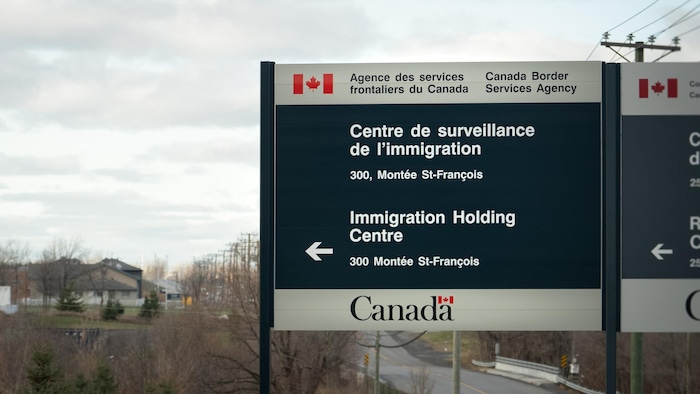 Une affiche indiquant le Centre de surveillance de l'immigration à Laval.