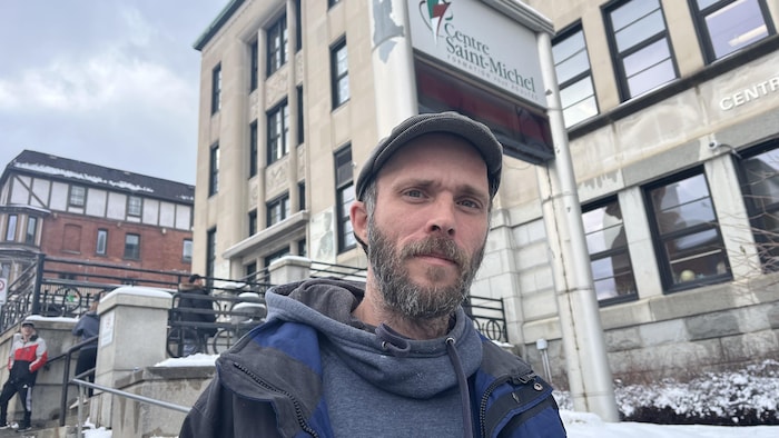 Vincent Vachon devant le Centre Saint-Michel.