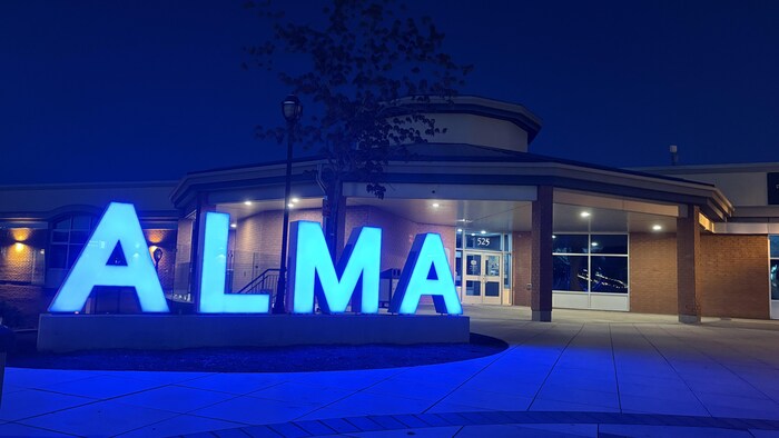De grosses lettres bleues indiquent le nom Alma.