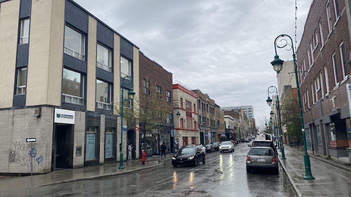 Le centre-ville de Sherbrooke sous la pluie. 