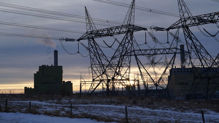 La centrale d'énergie de Wabanum au coucher de soleil.