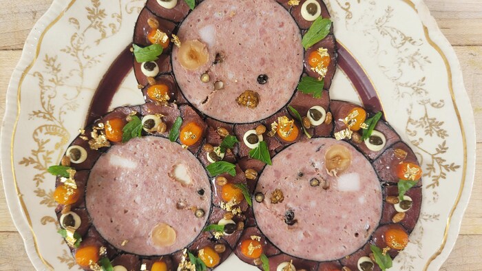 Gros plan d'une assiette de charcuteries.