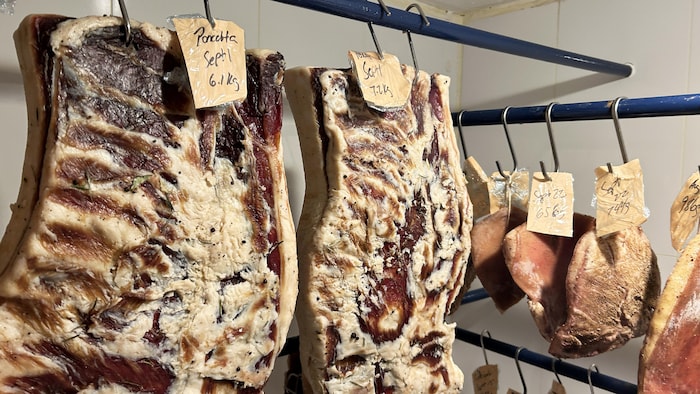 Plusieurs pièces de viande dans une salle de séchage d'un restaurant.
