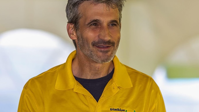 La personne qui coordonne le triathlon s'adresse aux participants