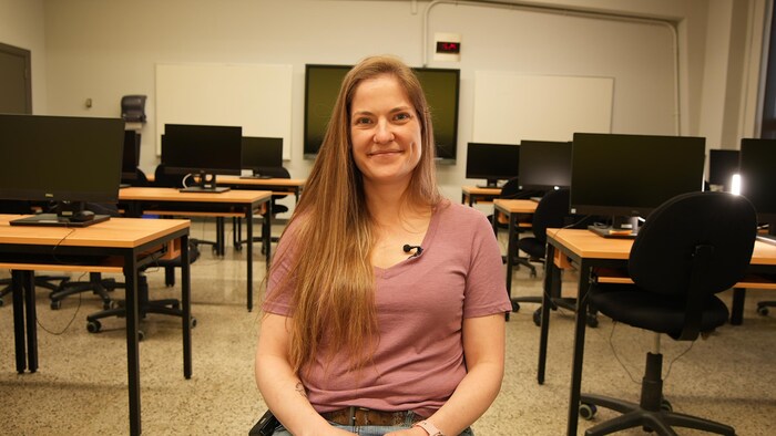 Noémie Verhoef. On la voit ici assise, avec un léger sourire, dans une classe.