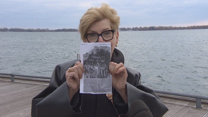Cheri DiNovo montre un article avec une photo dans laquelle elle apparaît.