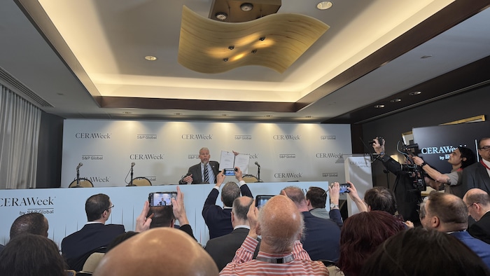 Chris Wright parle devant un parterre de journalistes à CERAWeek à Houston, au Texas le 10 mars 2025. 