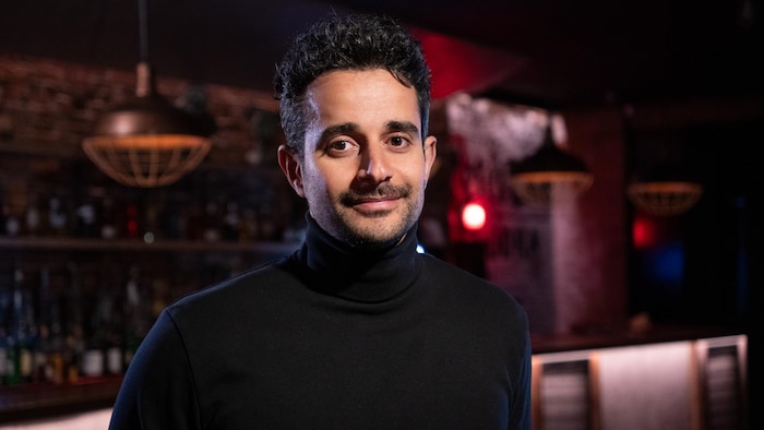 Un homme souriant.