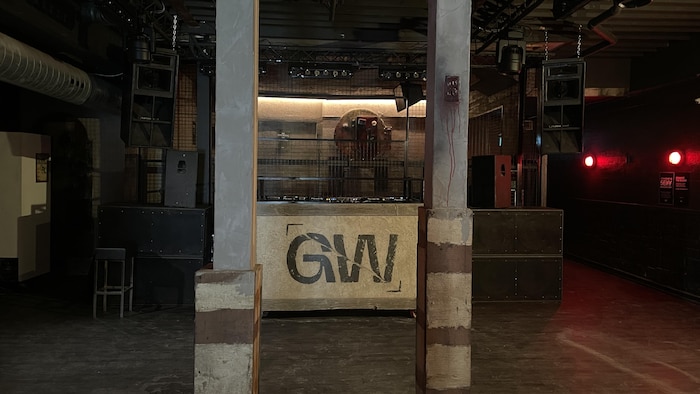 L'intérieur d'une salle de spectacle de musique électronique.
