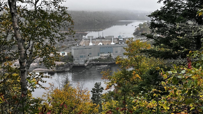 Une centrale hydroélectrique sur une rivière.