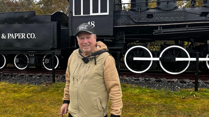 Gervais Gagné devant une locomotive.