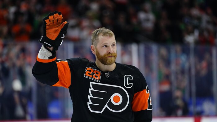 Claude Giroux salue la foule après avoir joué son 1000e match dans la LNH, le 17 mars 2022.