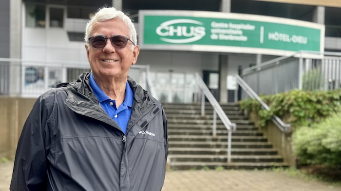 The chairman of the CHU users committee, Claude Lemoine, is in front of the main entrance to the Hôtel-Dieu hospital in Sherbrooke. 