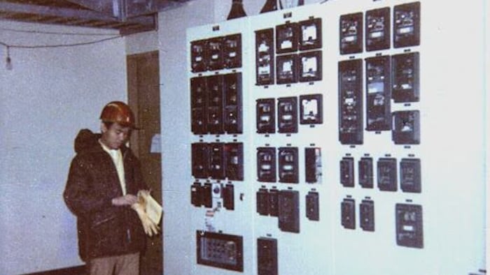 Clem Tigley travaille en tant qu'ingénieur électrique.