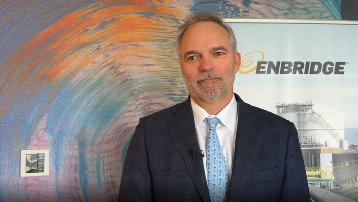Colin Gruending se tient devant une bannière d'Enbridge à Houston le 24 mars 2026.