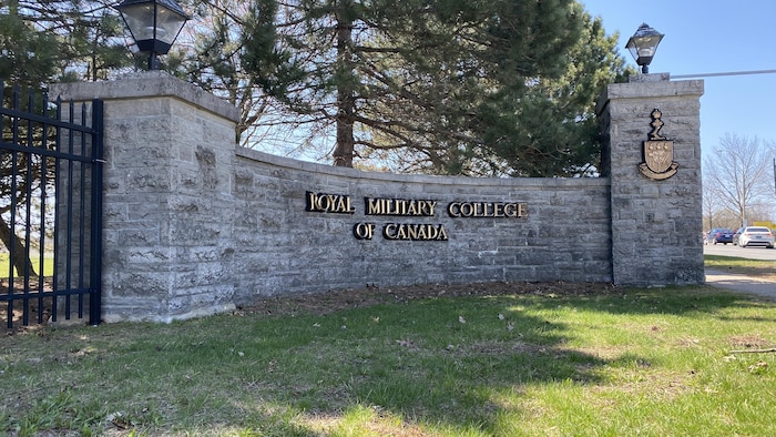 L'insigne du collège militaire gravé sur un mur de pierres.