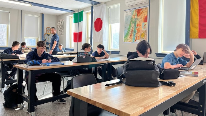 Entre les murs de la dernière école secondaire francophone réservée aux