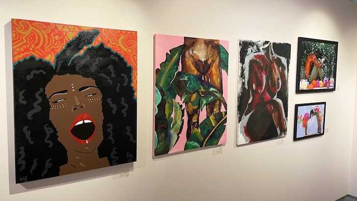 Des oeuvres de l'exposition « Comme je t’aime », présentées sur un mur.